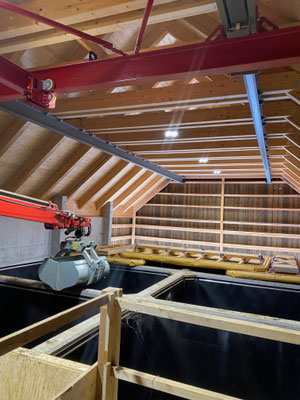 Mit dem Greifer von Bächtold Landtechnik AG in Menznau LU lässt sich jedes der sechs Hochsilos präzis und rationell füllen und entnehmen.