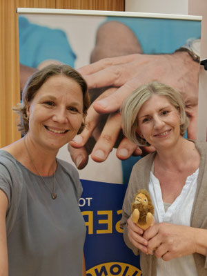 Erste Vorsitzende Jana Fuchs und Zweite Vorsitzende Sabine Bös bei der Entgegennahme der Spende vom Lions Club am 31.05.23