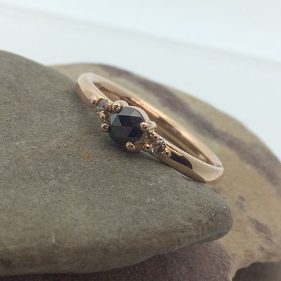 Verlobungsring in Rotgold und Diamanten (schwarz und braun)