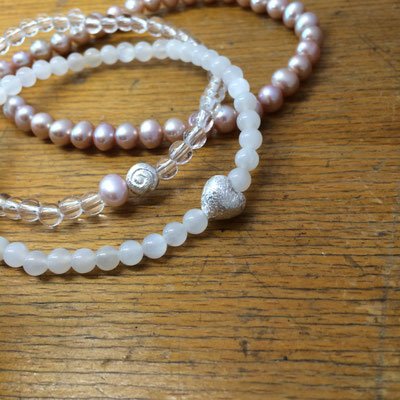 Kleine Armbänder aus Süßwasserzuchtperlen, Mondstein und Bergkristall mit Silber