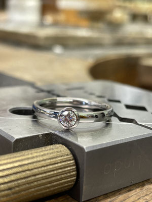 Diamantring mit Zargenfassung in Weißgold