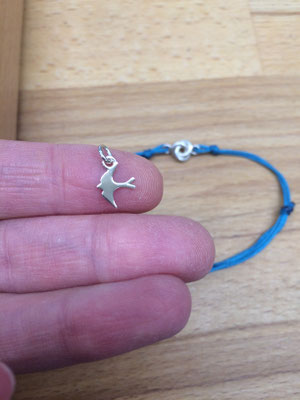 Armband mit Knoten und Anhänger Schwalbe in Silber