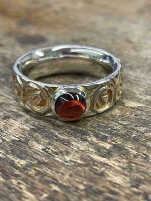 Ring in Silber mit Granat
