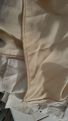 Le bas de la toile de tonnelle de jardin   est réparée