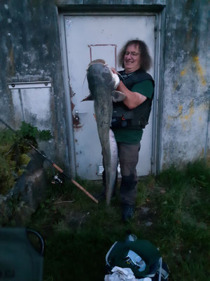 Silvester mit seinem tollen Fang: Wels von 128cm. (Foto F. Mangold) 