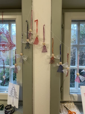 Geklöppelte Engel der Gruppe "Die Wedemark klöppelt".