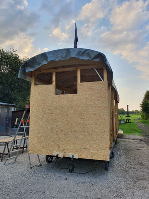 Statt einer Folie, wird die Dampfbremse mit OSB-Platten umgesetzt. Diese sind mit den Balken verklebt und verschraubt.