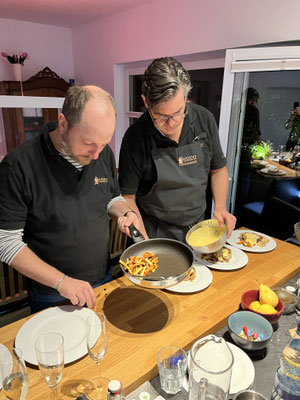 Stefan2 und Massimo helfen, alles schön auf die Teller zu bekommen