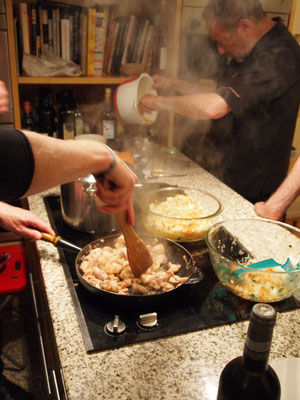 nun wird das marinierte Hühnerfleisch gebraten