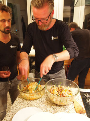 und anschließend warm mit dem Salat vermischt