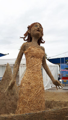 Petite fille, poupée géante, sculpture en paille et foin, 3m de haut, Foire du Dauphiné 2019, Romans sur Isère - Manon cherpe