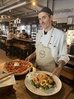 Gilberto, seine Pizzen sind grandios. Gilberto, his pizzas are great. Gilberto, le sue pizze sono fantastiche.