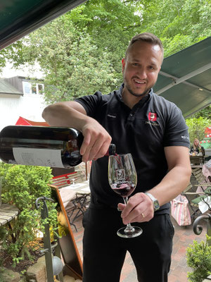 Service mit Liebe. Servire con amore. Service with love.