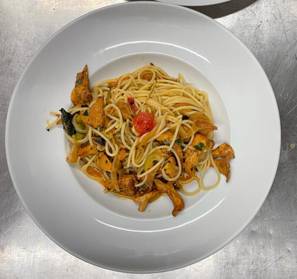 Pasta mit Pfifferlingen. Pasta with chanterelles. Pasta con finferli.
