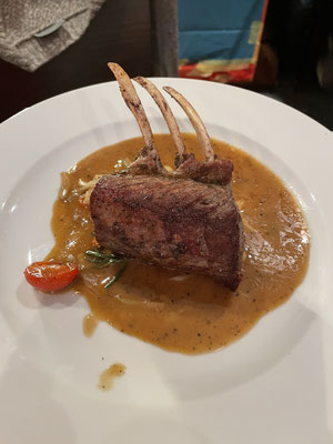 Lammrücken. rack of lamb.