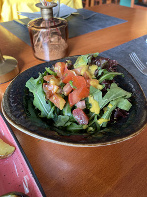 Kleiner gemischter Salat. Piccola insalata mista. Small mixed salad.