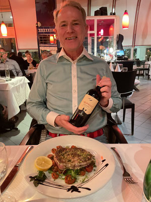 Christian mit einem guten Wein und Thunfisch / Christian with a good wine and tuna / Christian con un buon vino e tonno