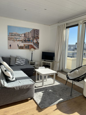 Salon confortable avec canapé et décoration moderne dans un appartement à louer à Ostende