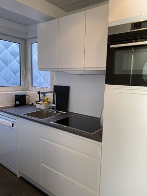 Cuisine équipée entièrement rénovée dans un appartement en location saisonnière à Ostende