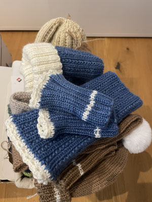 Handgestricktes: Mützen, Schals, Kragenschals, Pulswärmer, Stirnband, Waschlappen - www.nicolettas-welt.ch