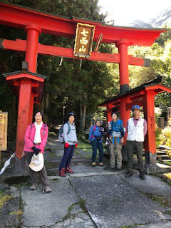 下山口、神通坊の山門にて