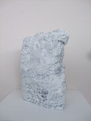 o.T.,2013 _ Gips, Fassadenfarbe, 29 x 22,5 x 14,5 cm