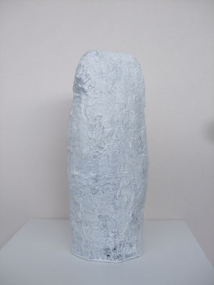 o.T., 2016 _ Gips, Fassadenfarbe, 34,5 x 12,5 x 9,5 cm