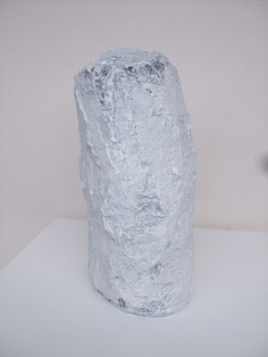 o.T., 2017 _ Gips, Fassadenfarbe, 27 x 13,5x 15,5 cm