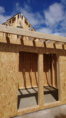 Montage des premier panneaux ossature bois ( ossature en 45x145 + osb 12mm + par pluie + liteaux 27x40 )