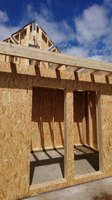 Montage des premier panneaux ossature bois ( ossature en 45x145 + osb 12mm + par pluie + liteaux 27x40 )