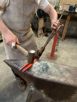 Façon de penture à moustaches