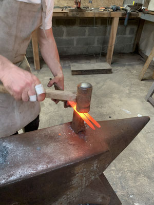 Façon de penture à moustaches