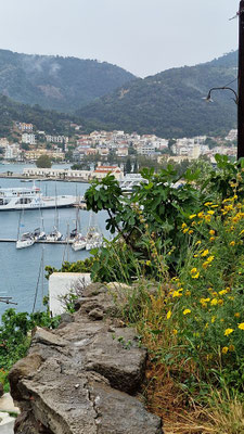 über dem Hafen von Poros