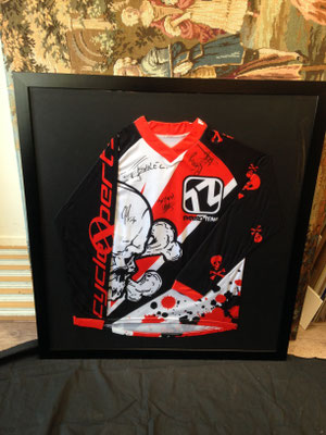 maillot sport equipement encadrement cadre velo foot rugby cyclisme vtt tennis decoration interieur noir rouge logo autographe remerciement 