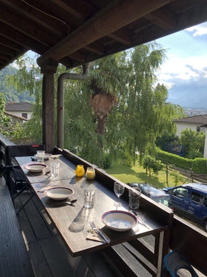 Balkon mit zwei Klapptischen