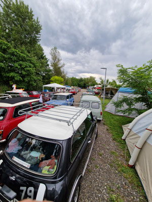 Vor der Hütte ist aber auch voll, aber wir parken für die Nachbarn um. ;)