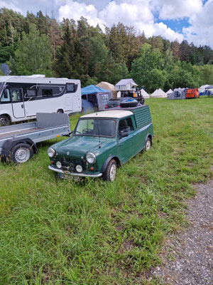 Er hat hat am nächsten elegant im Rückwärtsgang über die Wiese ausgeparkt!! 