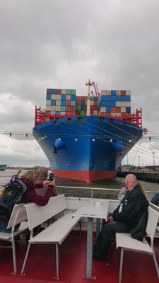 ein kleines Containerschiffchen