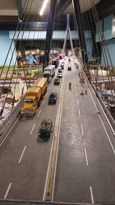 Hamburger Elbbrücke mit Stau