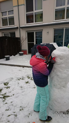 Schneemannbau im Garten