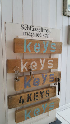 bunt beschriebene megnetische Schlüsselbretter mit "Keys" drauf