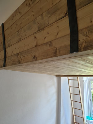 Rustikal Massivholz, helles und dunkles Holz im Kontrast