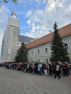 Wallfahrer vor der Kirche