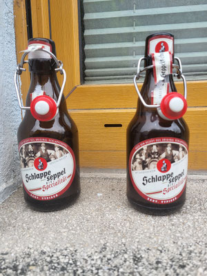 Zwei Flaschen beim Aufbau