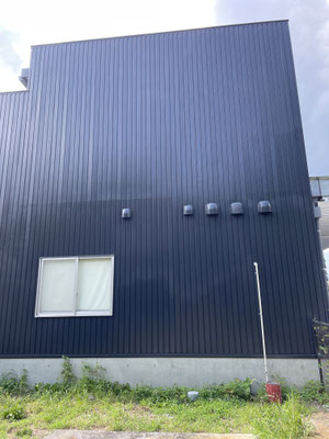 外壁面に断熱塗装後、元のガリバリウム鋼板の色を上塗りして、建屋全体を色彩統一しました。でも安心してください、見えないところで断熱効果が生きています