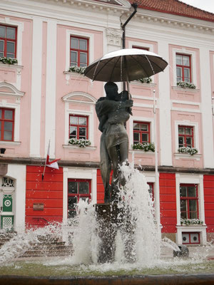Küssende Studenten - Brunnenskulptur in Tartu