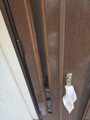 玄関ドアの中部モールの施工前