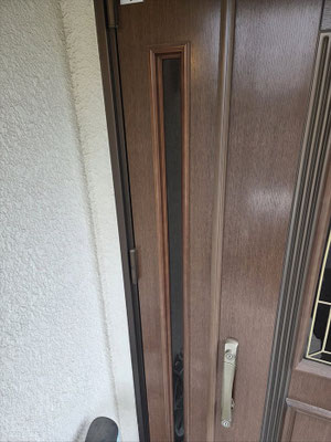 玄関ドアの中部モールの施工前