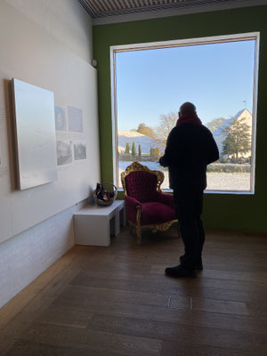 Blick aus dem Museum auf die Kirche