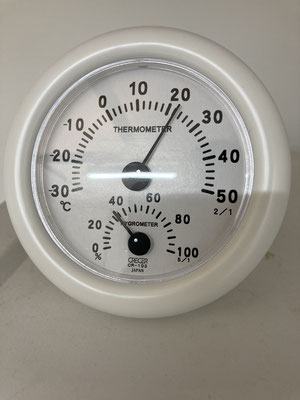 温度計は22℃を指しています。